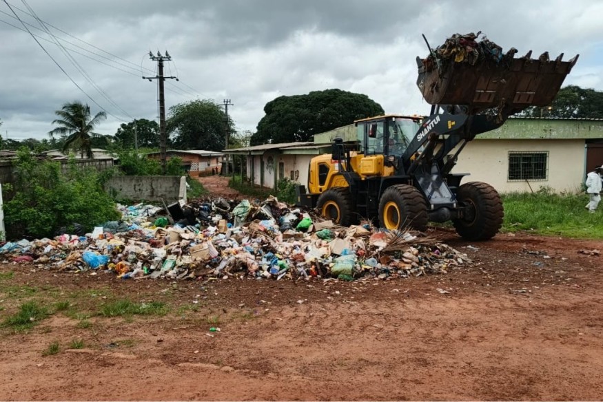 Gamba : les équipes d’Assala SA et du Conseil municipal main dans la main pour nettoyer les artères de la ville